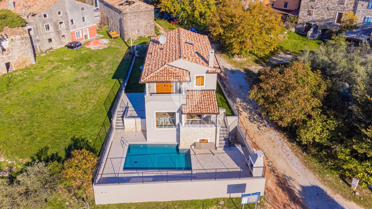 Buie! Una bellissima villa con piscina e vista aperta!