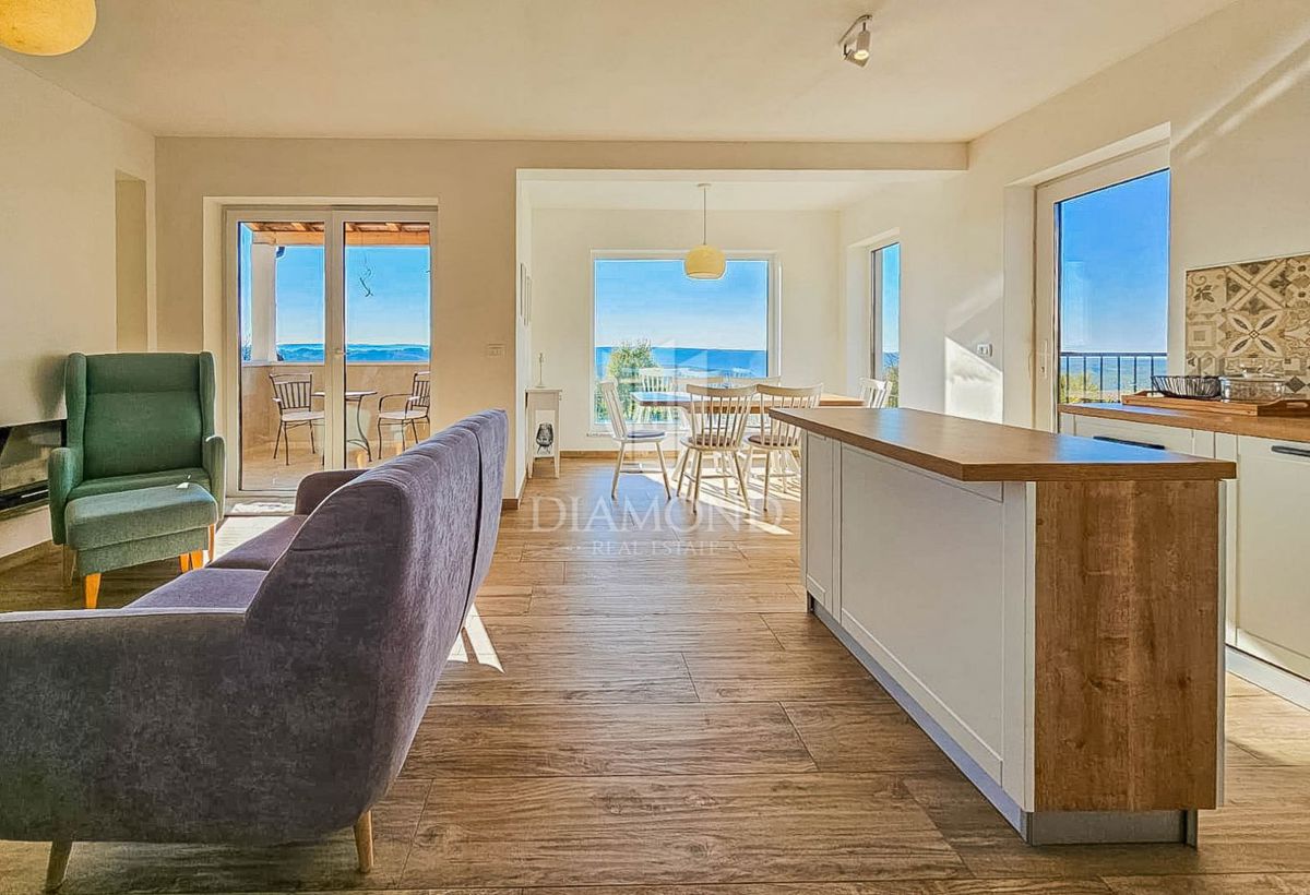 Buie! Una bellissima villa con piscina e vista aperta!