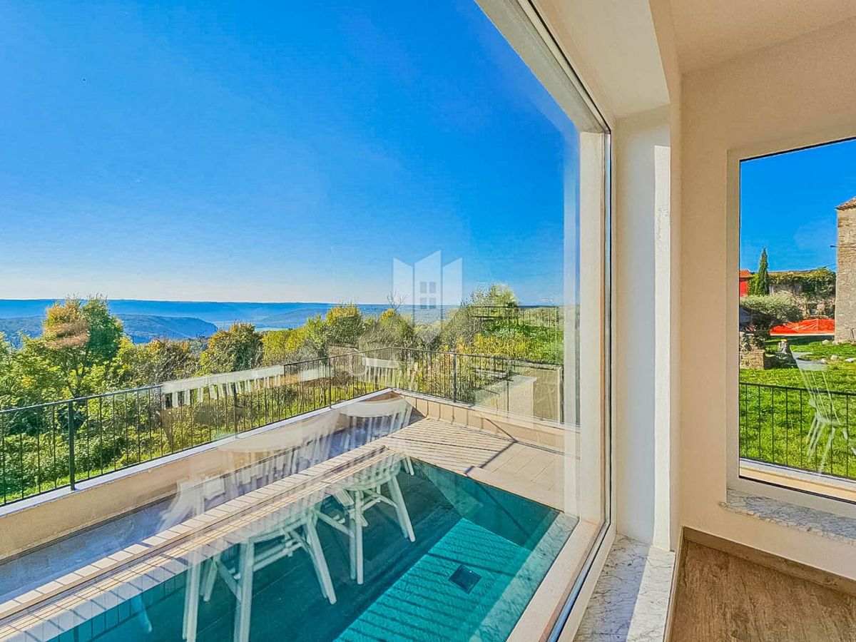 Buie! Una bellissima villa con piscina e vista aperta!