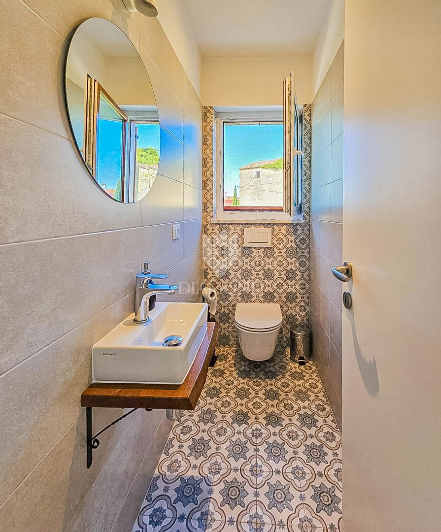 Buie! Una bellissima villa con piscina e vista aperta!