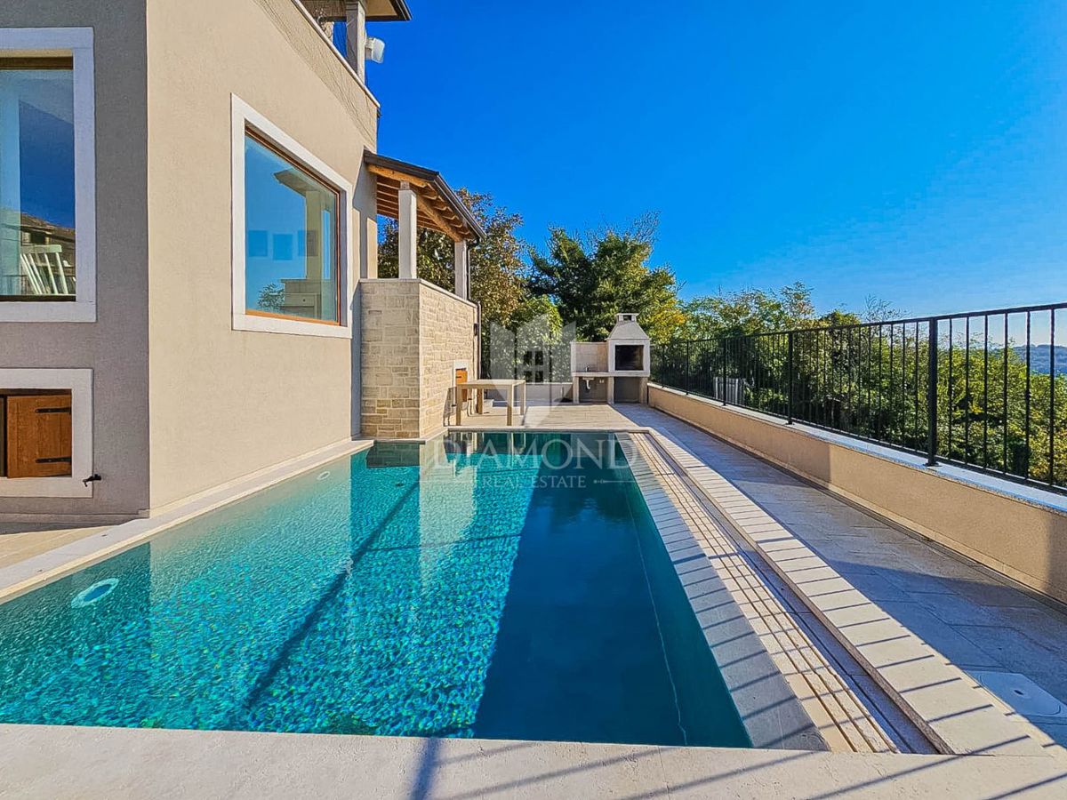Buie! Una bellissima villa con piscina e vista aperta!