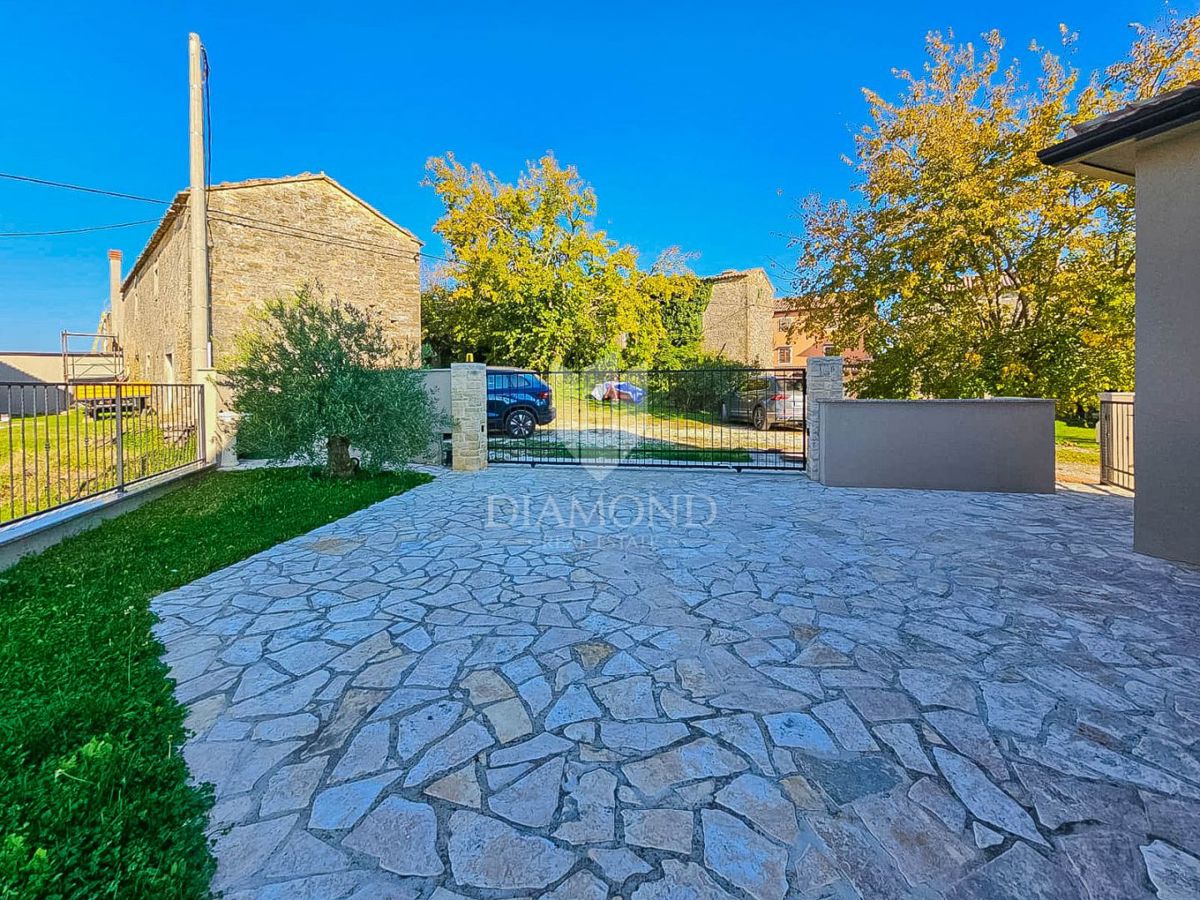 Buie! Una bellissima villa con piscina e vista aperta!