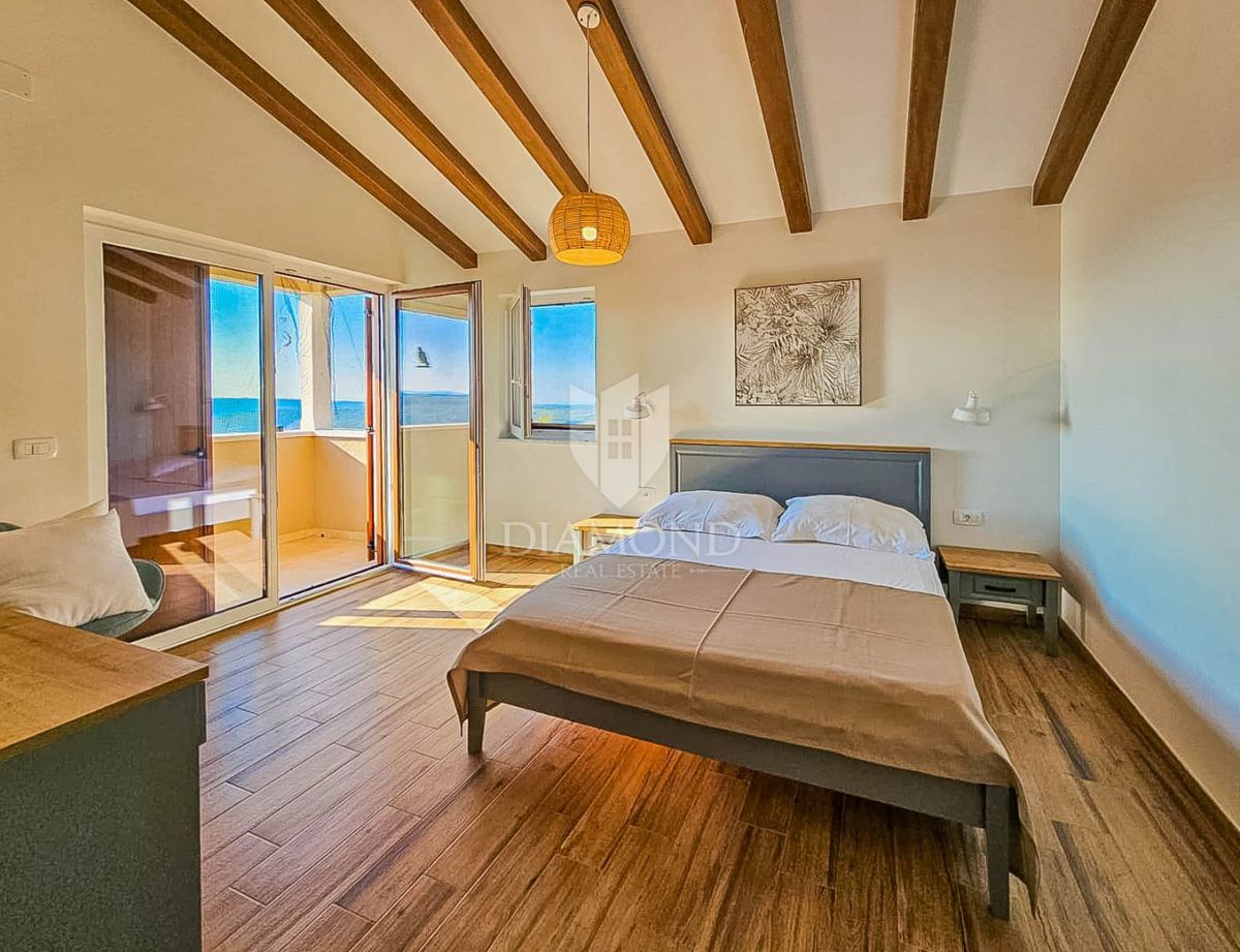 Buie! Una bellissima villa con piscina e vista aperta!