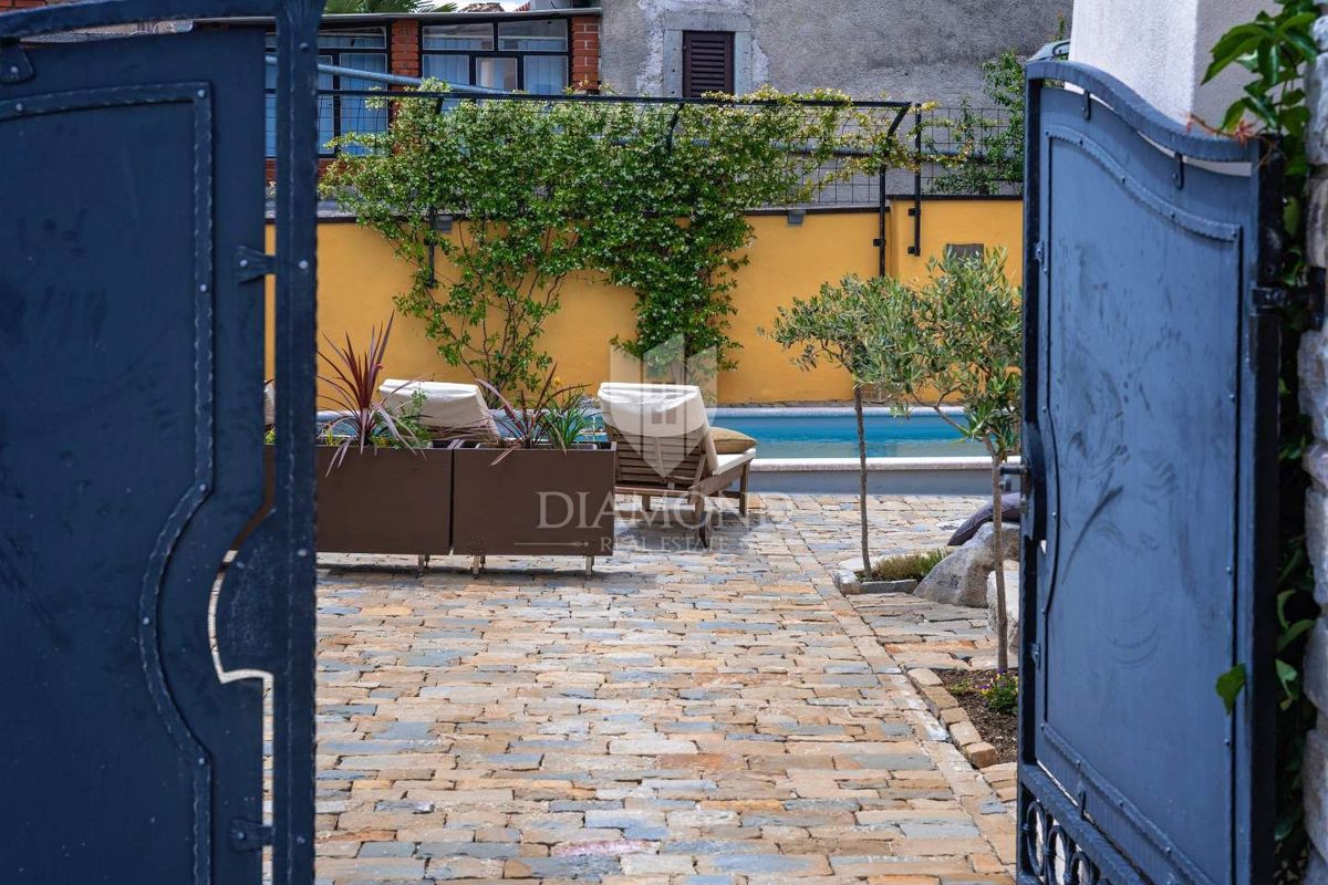 Pisino, dintorni, bellezza in pietra con due piscine