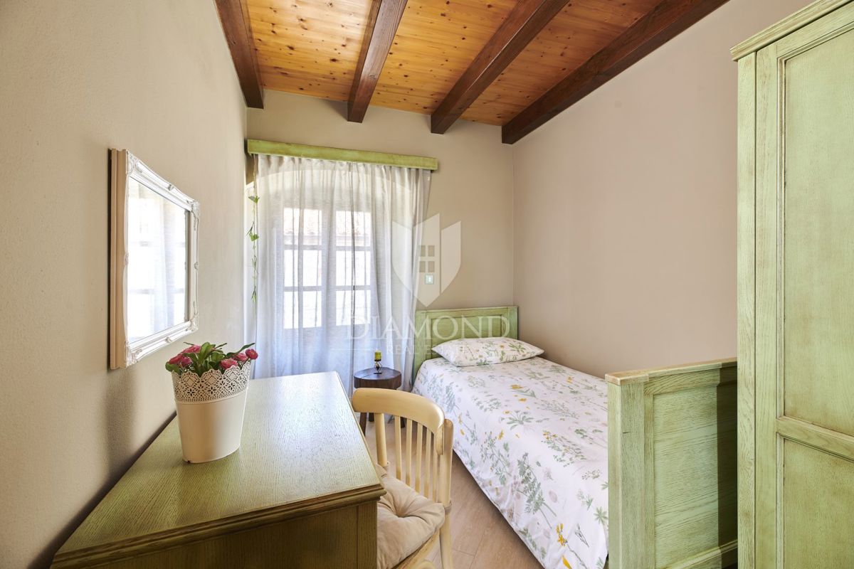 Pisino, dintorni, bellezza in pietra con due piscine