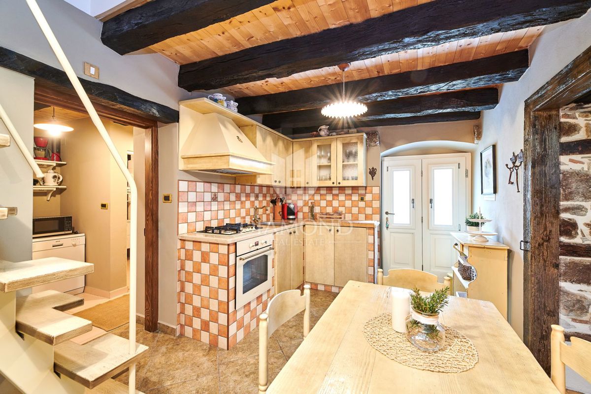 Pisino, dintorni, bellezza in pietra con due piscine