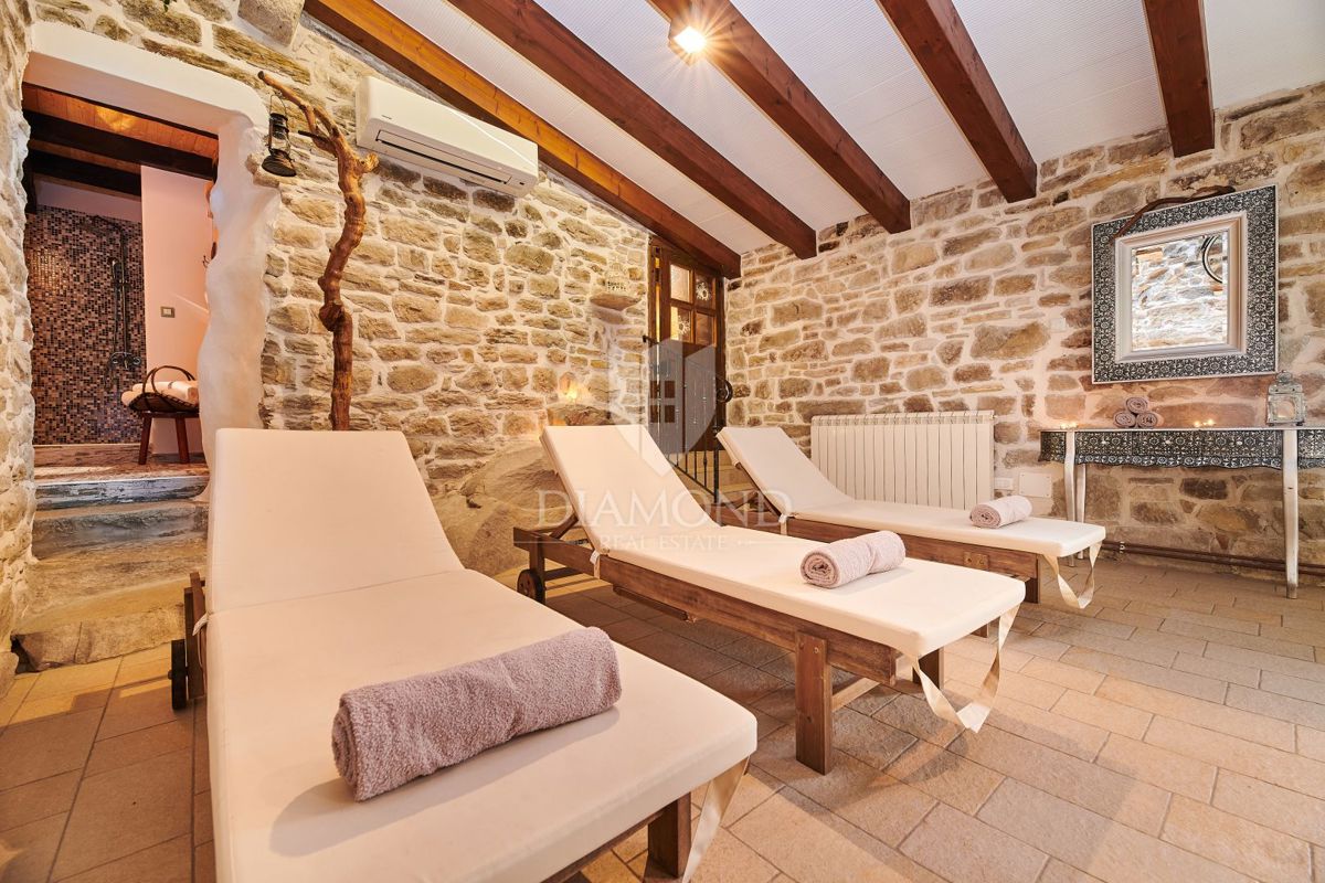 Pisino, dintorni, bellezza in pietra con due piscine