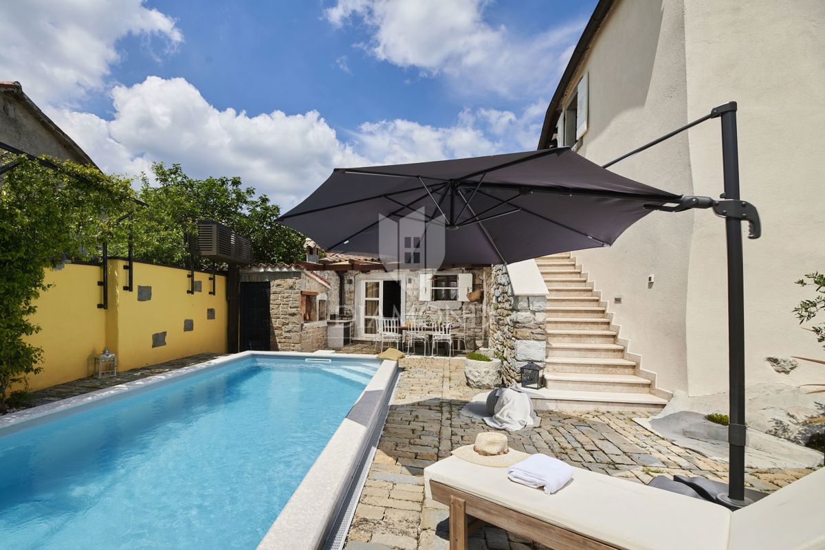 Pisino, dintorni, bellezza in pietra con due piscine