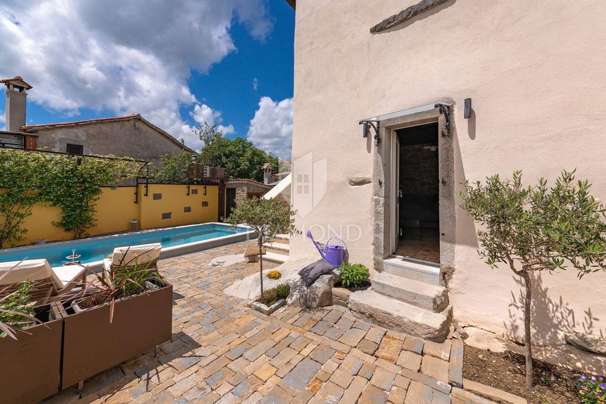 Pisino, dintorni, bellezza in pietra con due piscine