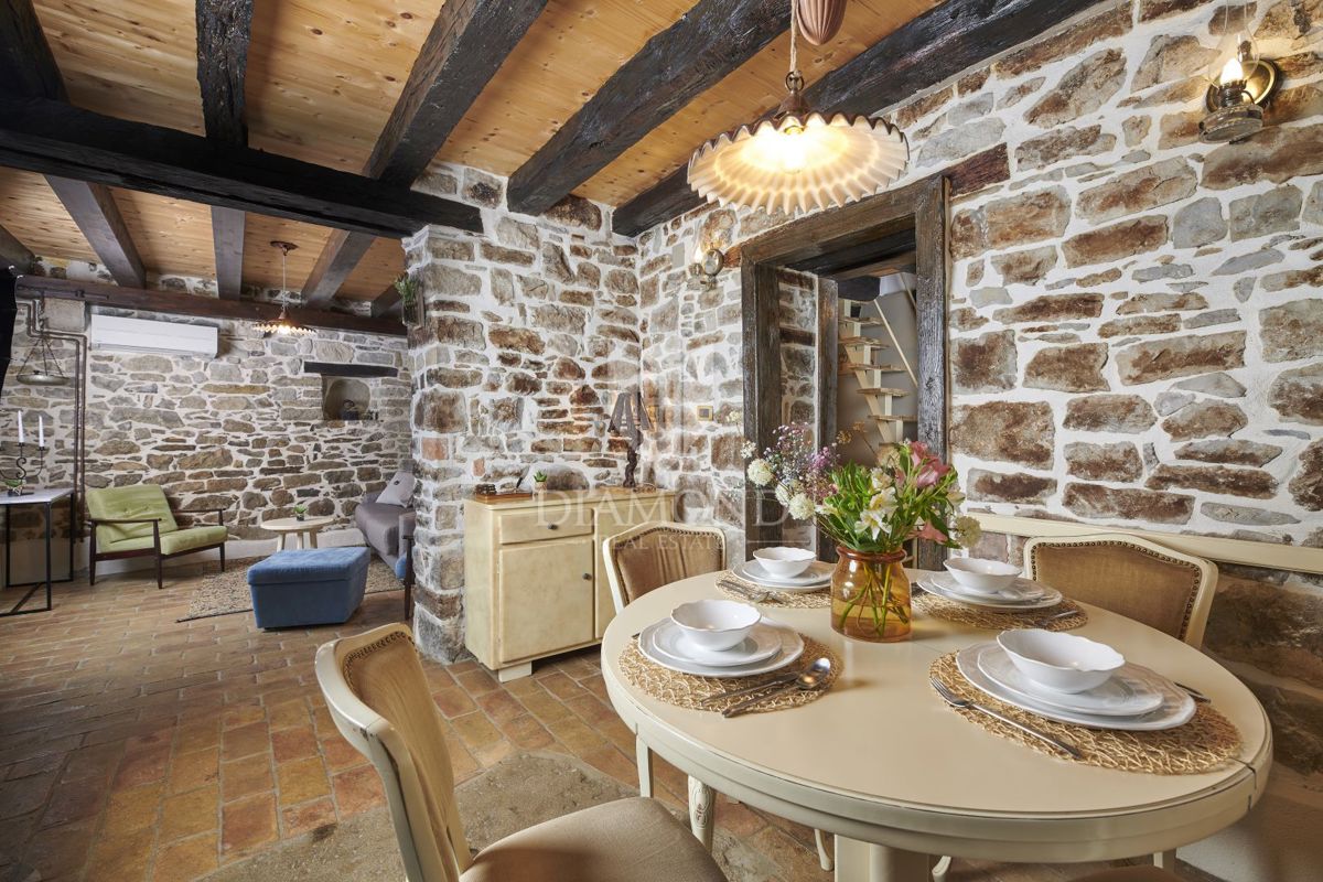 Pisino, dintorni, bellezza in pietra con due piscine