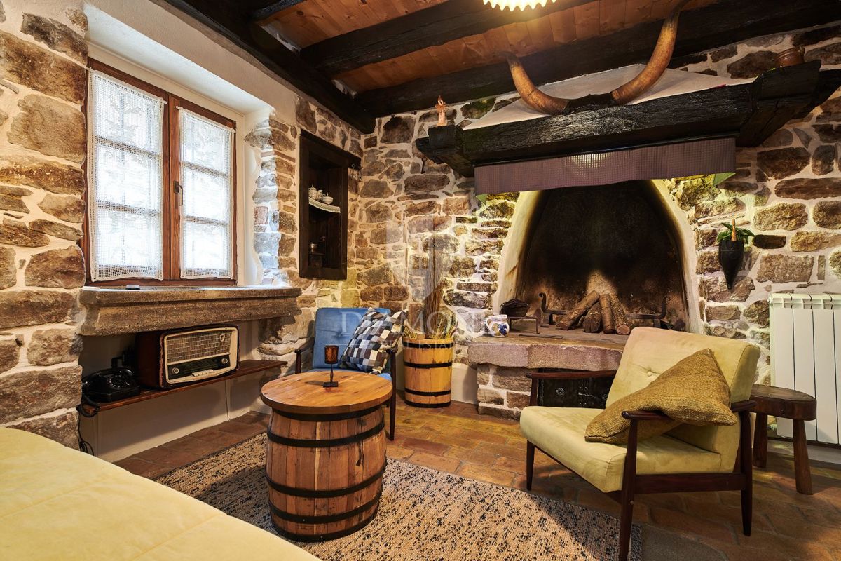 Pisino, dintorni, bellezza in pietra con due piscine