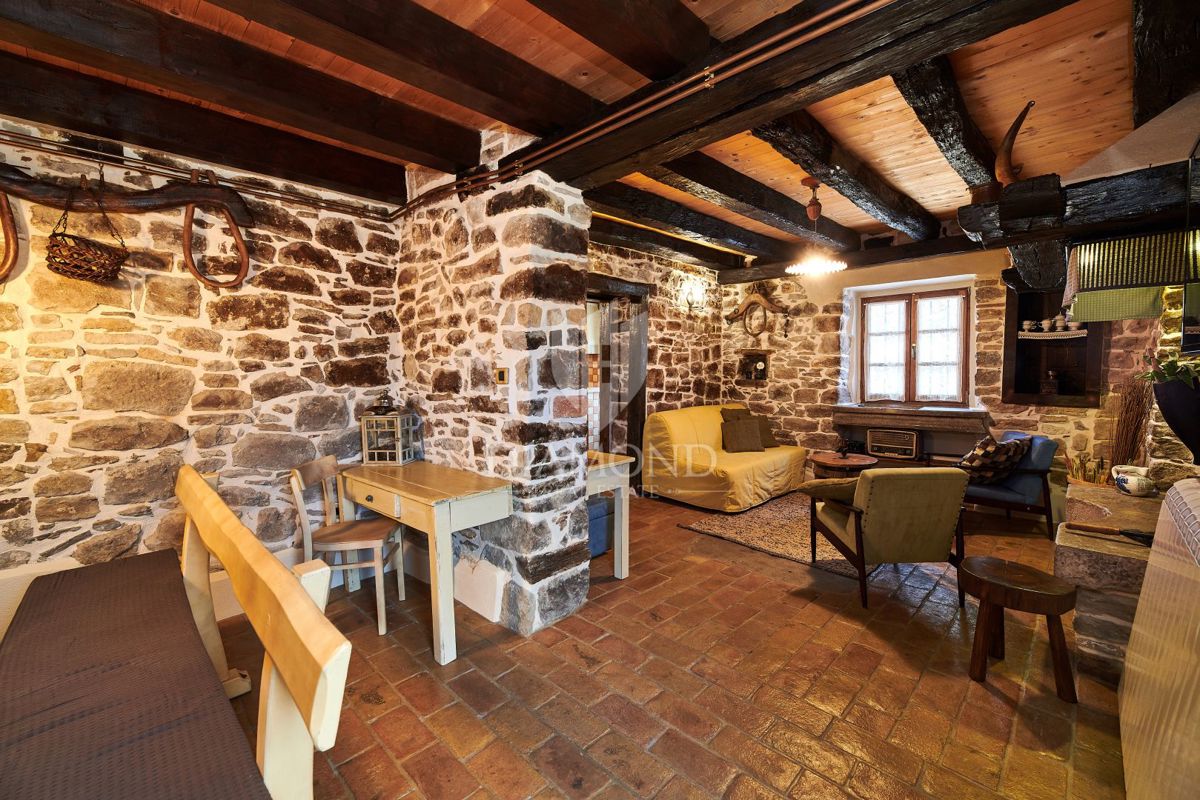 Pisino, dintorni, bellezza in pietra con due piscine