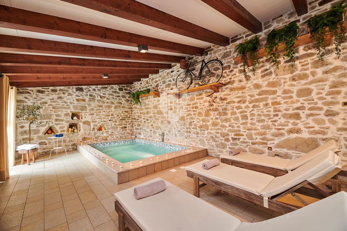 Pisino, dintorni, bellezza in pietra con due piscine