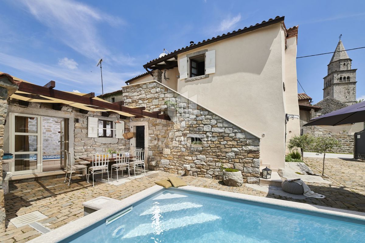 Pisino, dintorni, bellezza in pietra con due piscine