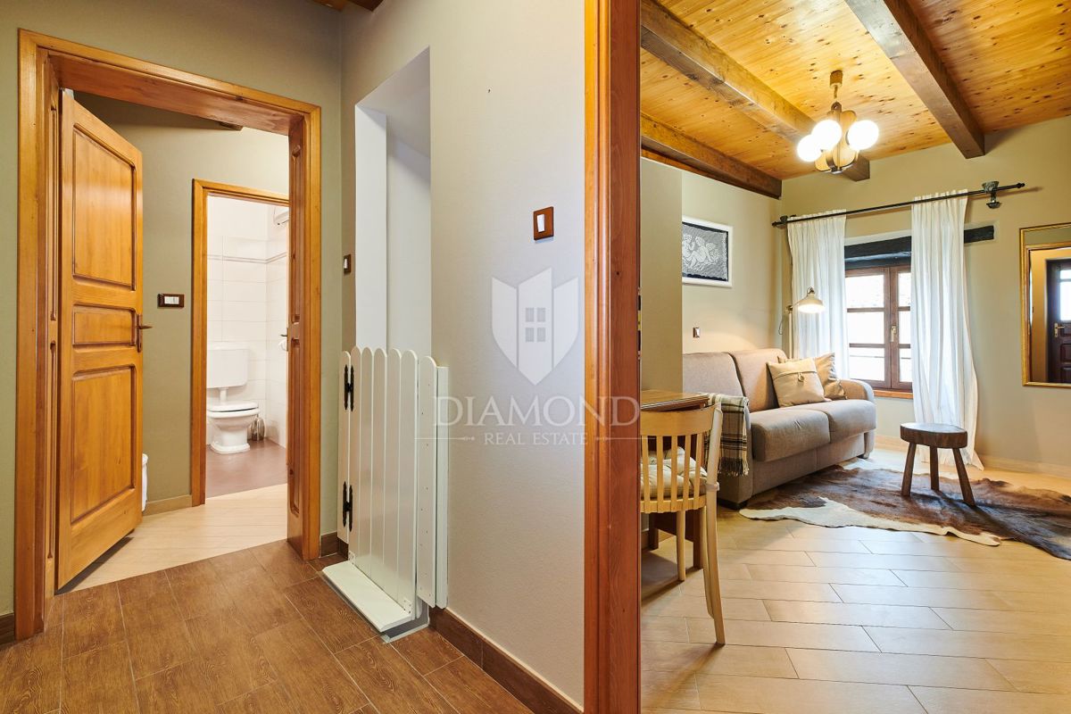 Pisino, dintorni, bellezza in pietra con due piscine