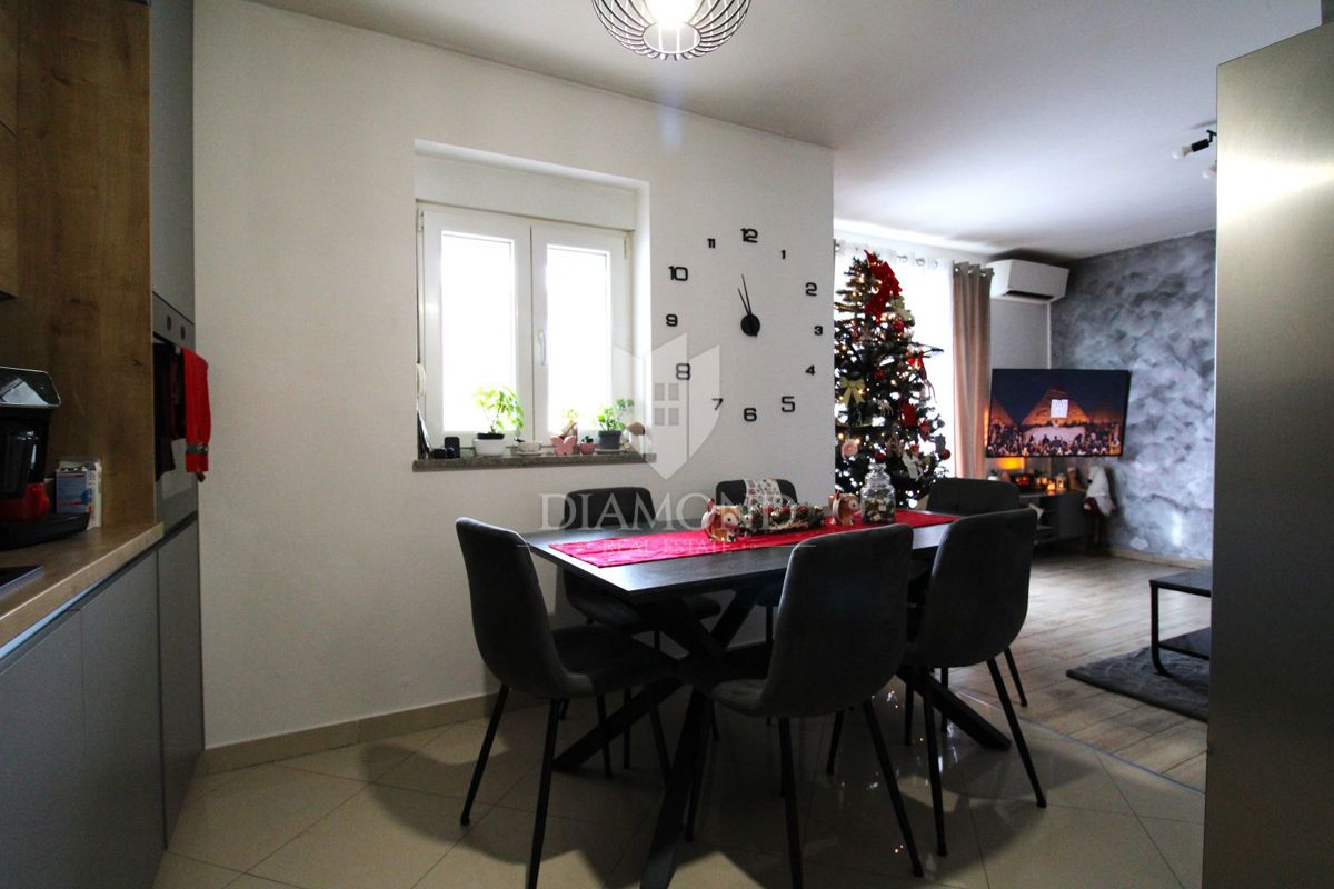 RIJEKA, VIŠKOVO, Appartamento modernamente arredato 2 camere da letto + soggiorno