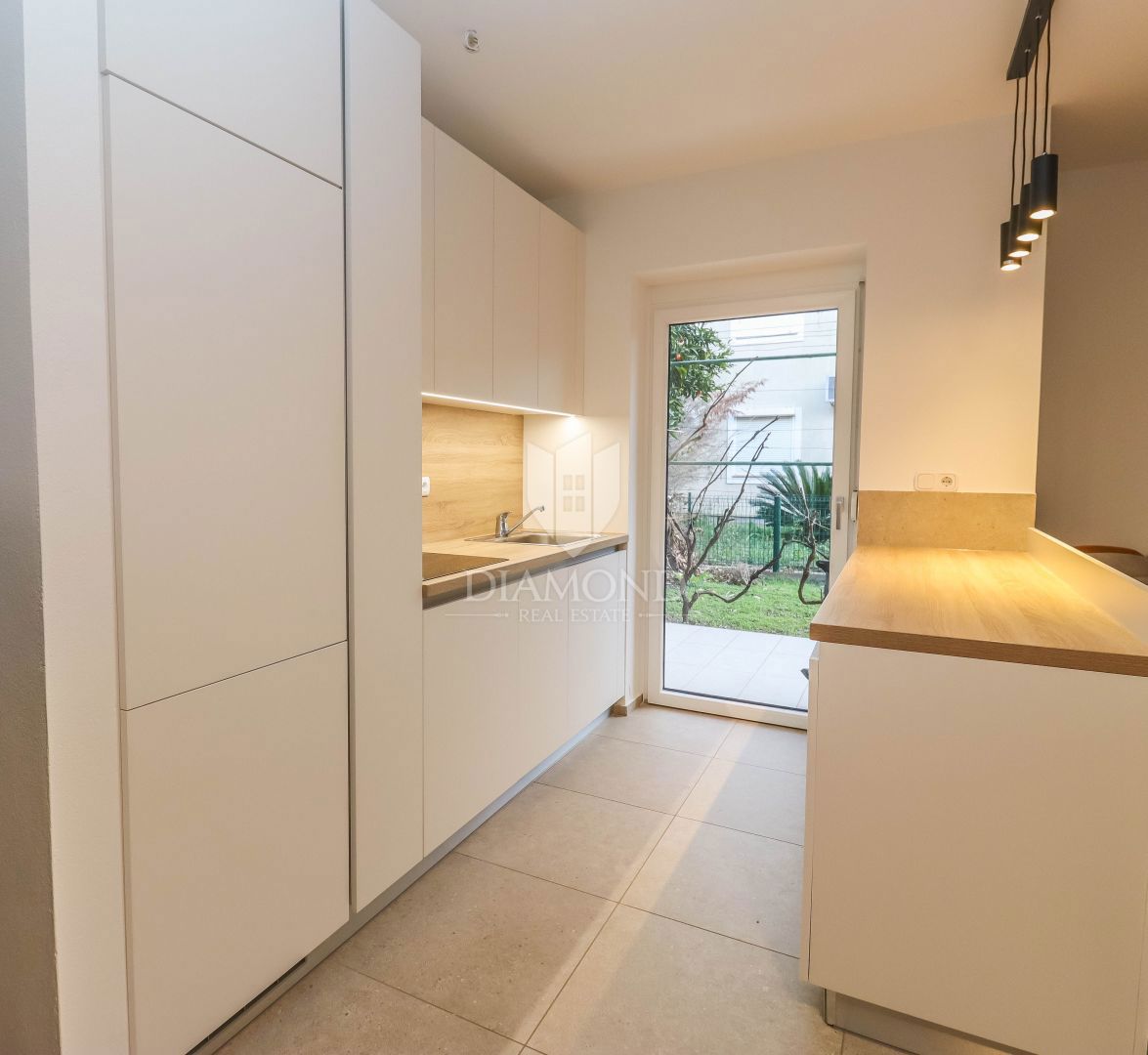 Grazioso appartamento con giardino privato a Premantura