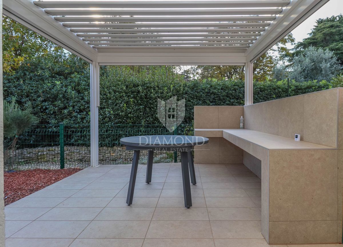 Grazioso appartamento con giardino privato a Premantura