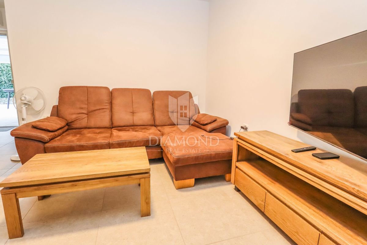 Grazioso appartamento con giardino privato a Premantura