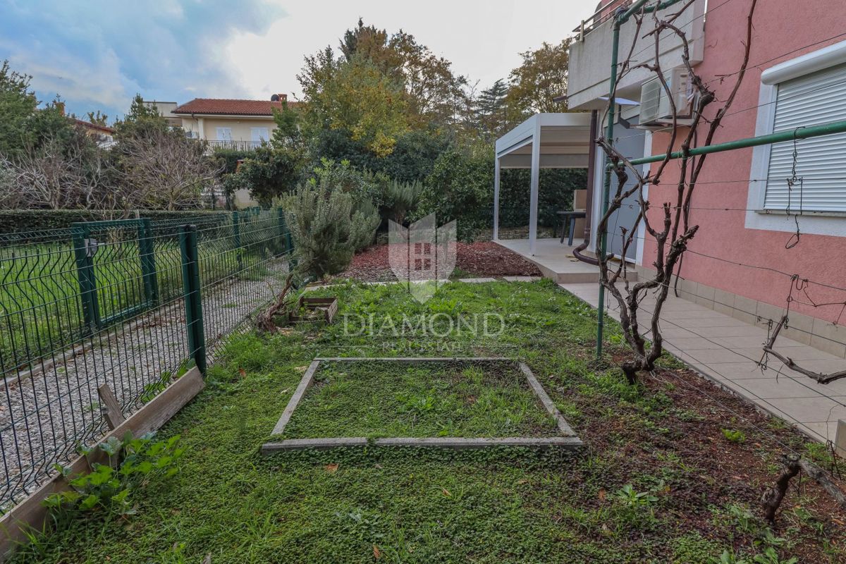 Grazioso appartamento con giardino privato a Premantura
