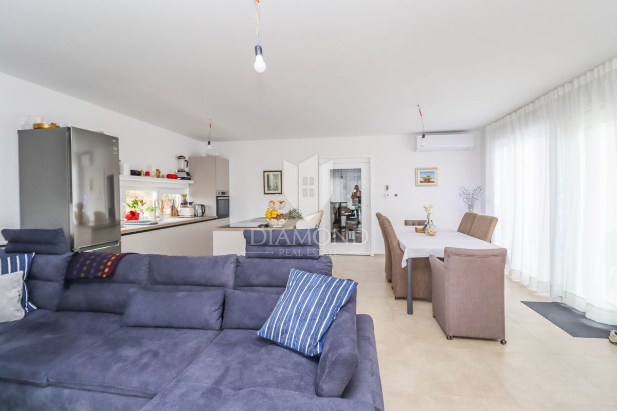 Nuova casa moderna con piscina a Banjole