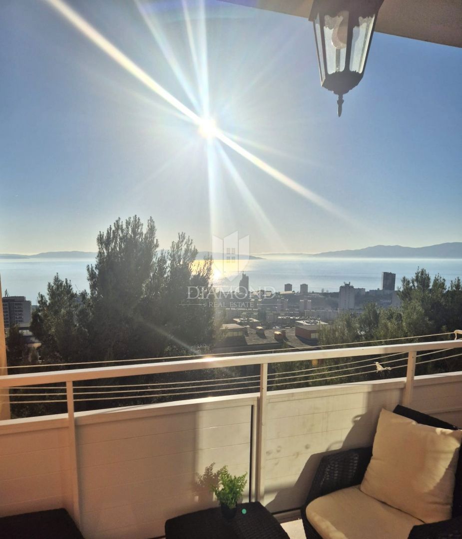 RIJEKA, GORNJA VEŽICA- Appartamento con vista mare, 2 camere da letto + soggiorno