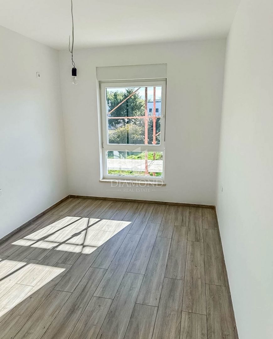 Nuovo appartamento con due camere da letto in una posizione tranquilla a Medolino