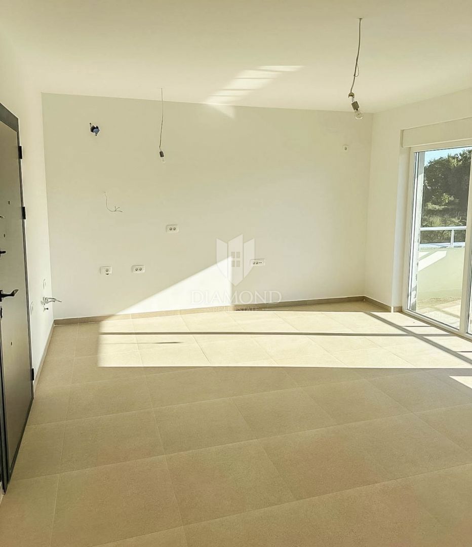 Nuovo appartamento con due camere da letto in una posizione tranquilla a Medolino