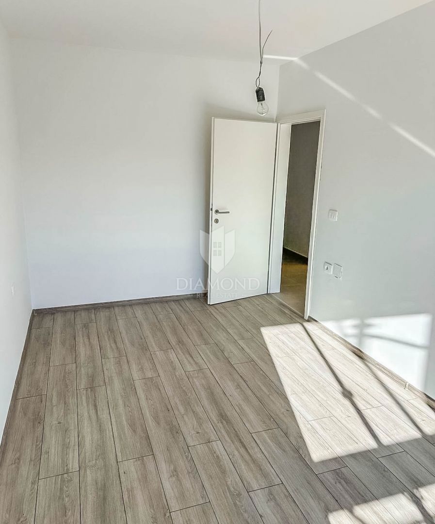 Nuovo appartamento con due camere da letto in una posizione tranquilla a Medolino