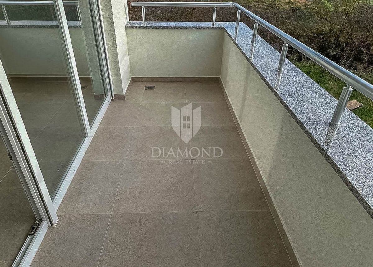 Nuovo appartamento con due camere da letto in una posizione tranquilla a Medolino