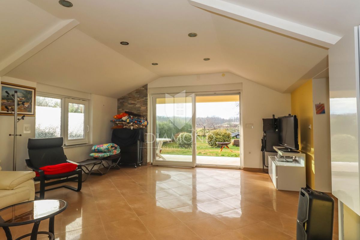 Pola dintorni, casa con un bellissimo giardino