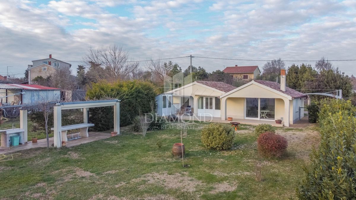 Pola dintorni, casa con un bellissimo giardino