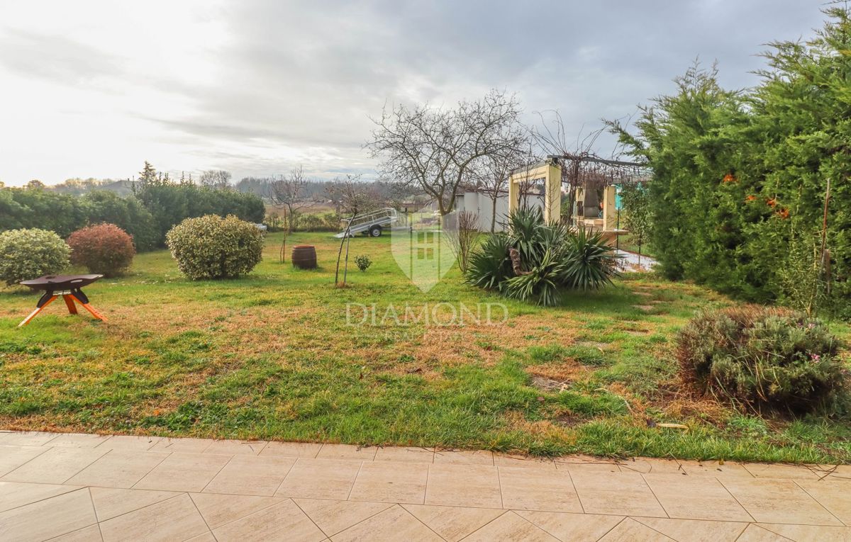 Pola dintorni, casa con un bellissimo giardino