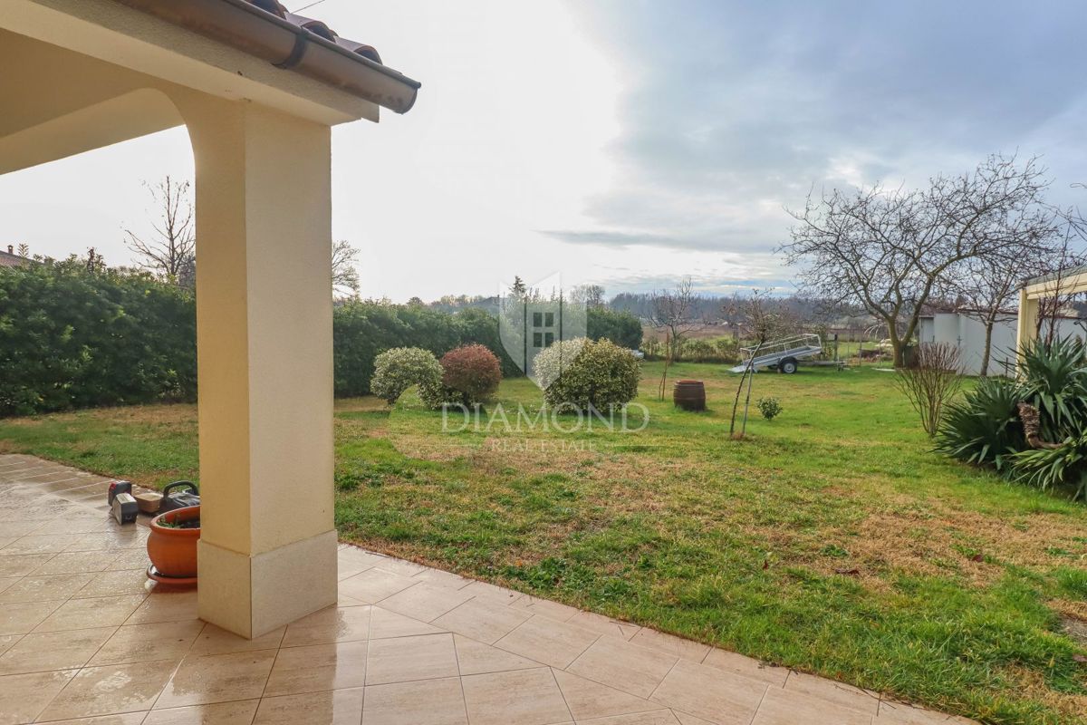 Pola dintorni, casa con un bellissimo giardino