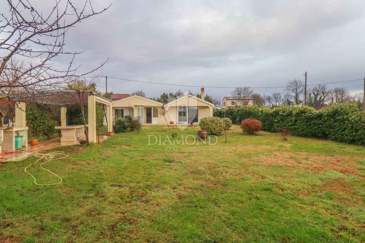 Pola dintorni, casa con un bellissimo giardino