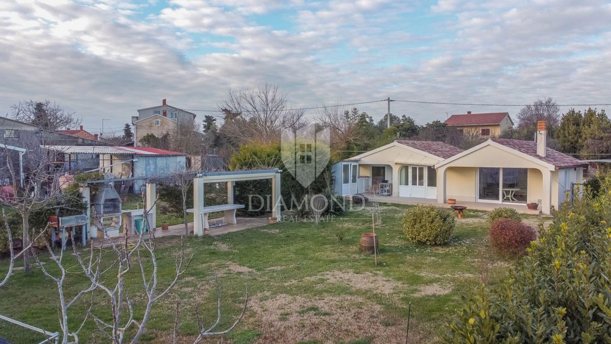 Pola dintorni, casa con un bellissimo giardino
