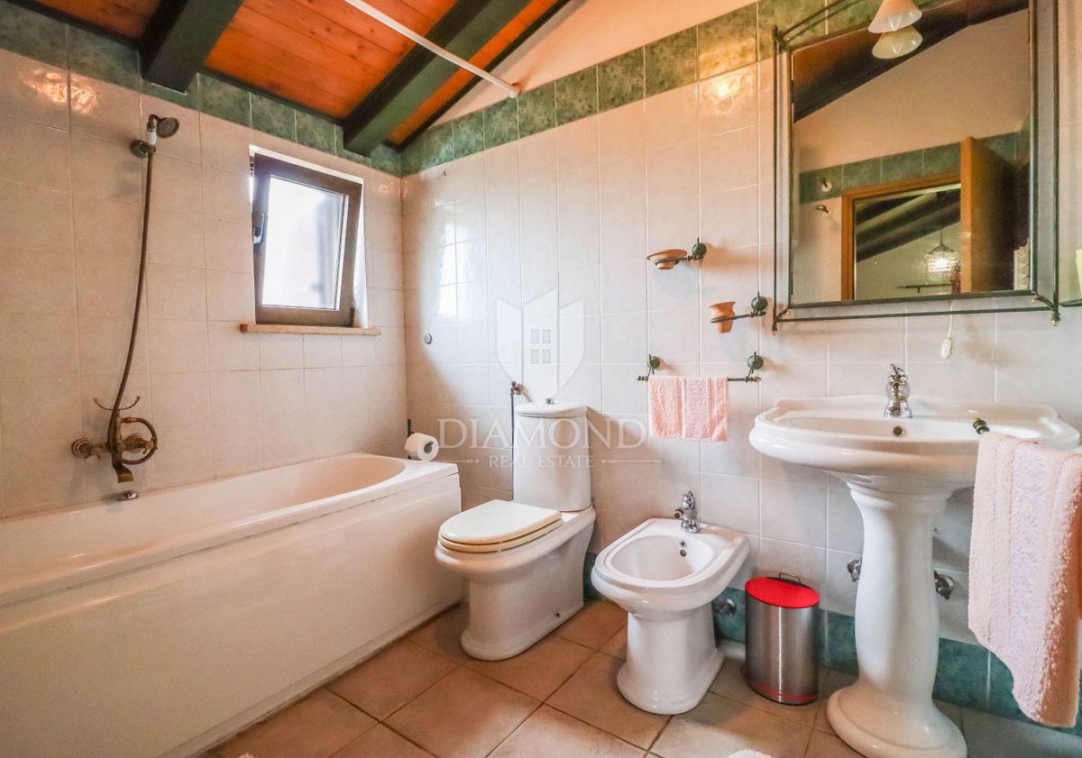 OCCASIONE! CASA, COTTAGE E TERRENO VICINO A ROVIGNO!