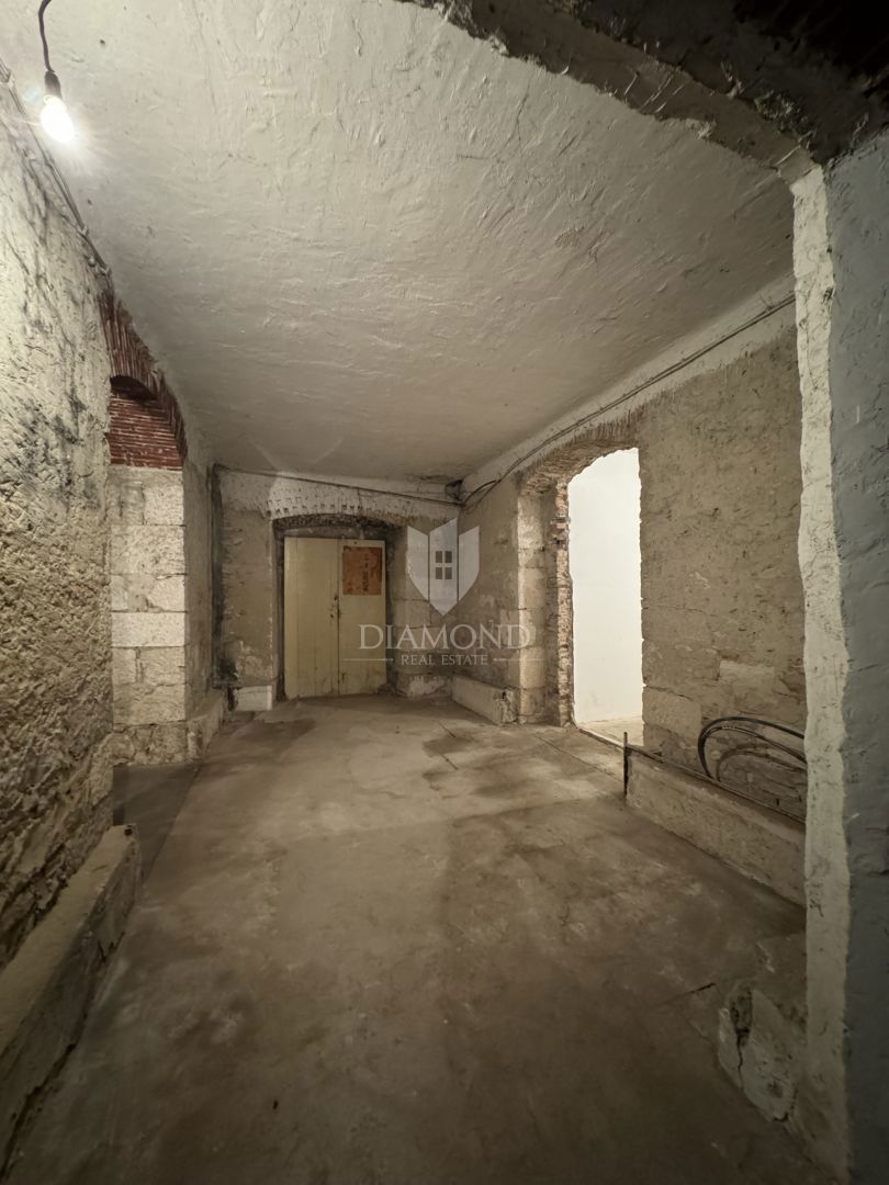 Istria, centro di Pola, locali commerciali