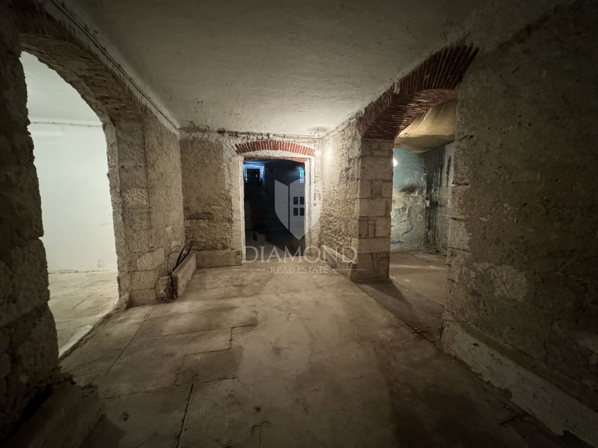 Istria, centro di Pola, locali commerciali