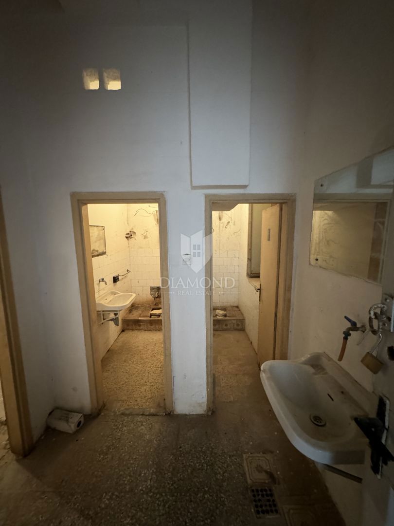 Istria, centro di Pola, locali commerciali