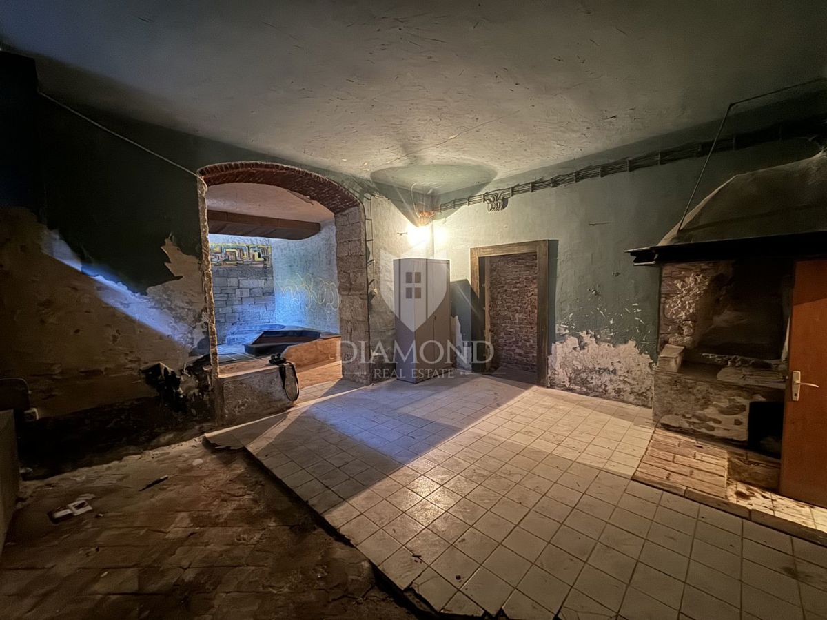 Istria, centro di Pola, locali commerciali