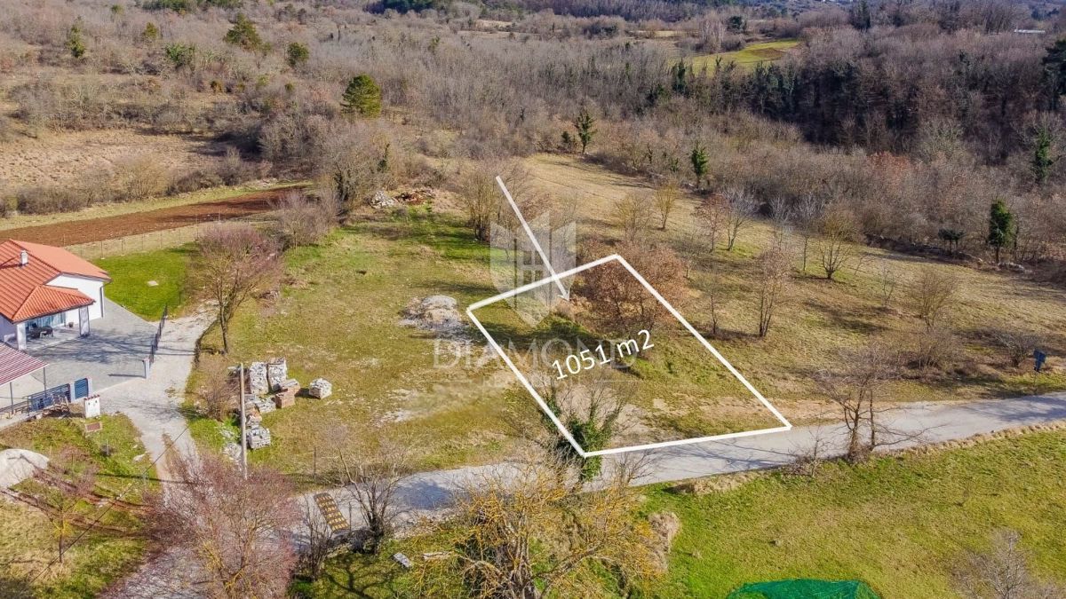 Buie, meraviglioso terreno di 1051 m² in posizione tranquilla!