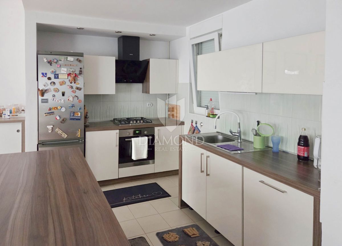 Zagabria, Spagna! Appartamento di cinque locali con cortile!