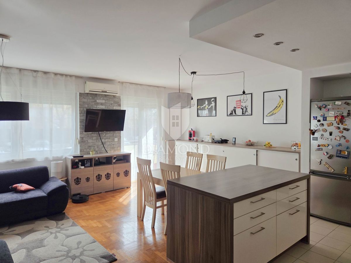 Zagabria, Spagna! Appartamento di cinque locali con cortile!