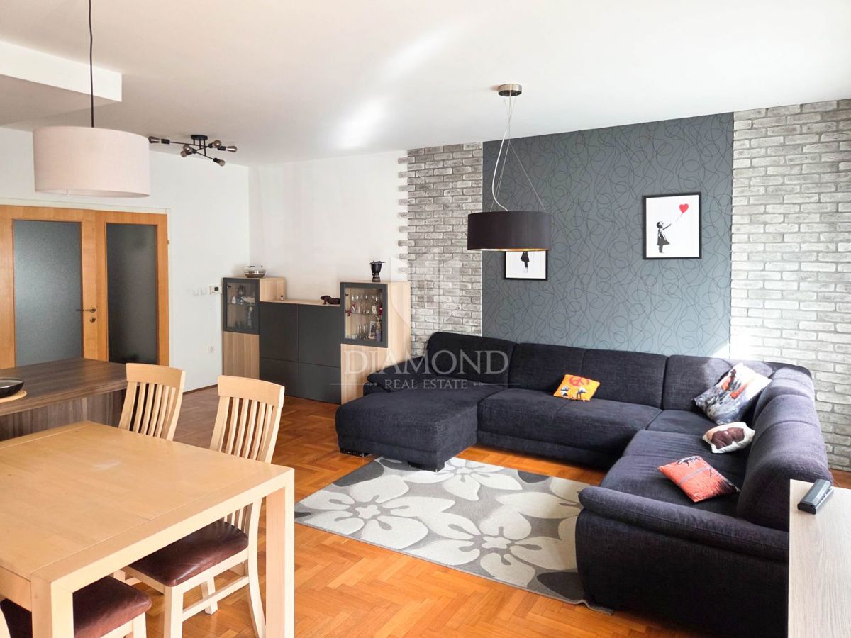 Zagabria, Spagna! Appartamento di cinque locali con cortile!