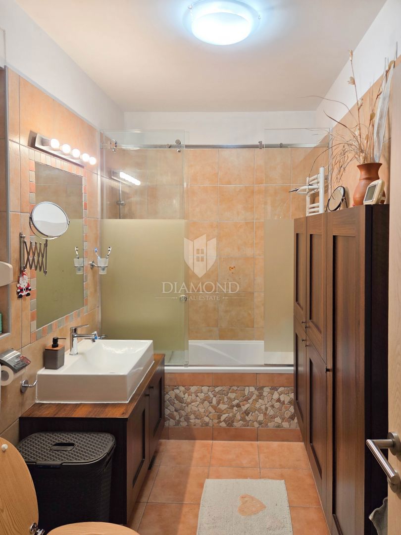 Zagabria, Spagna! Appartamento di cinque locali con cortile!