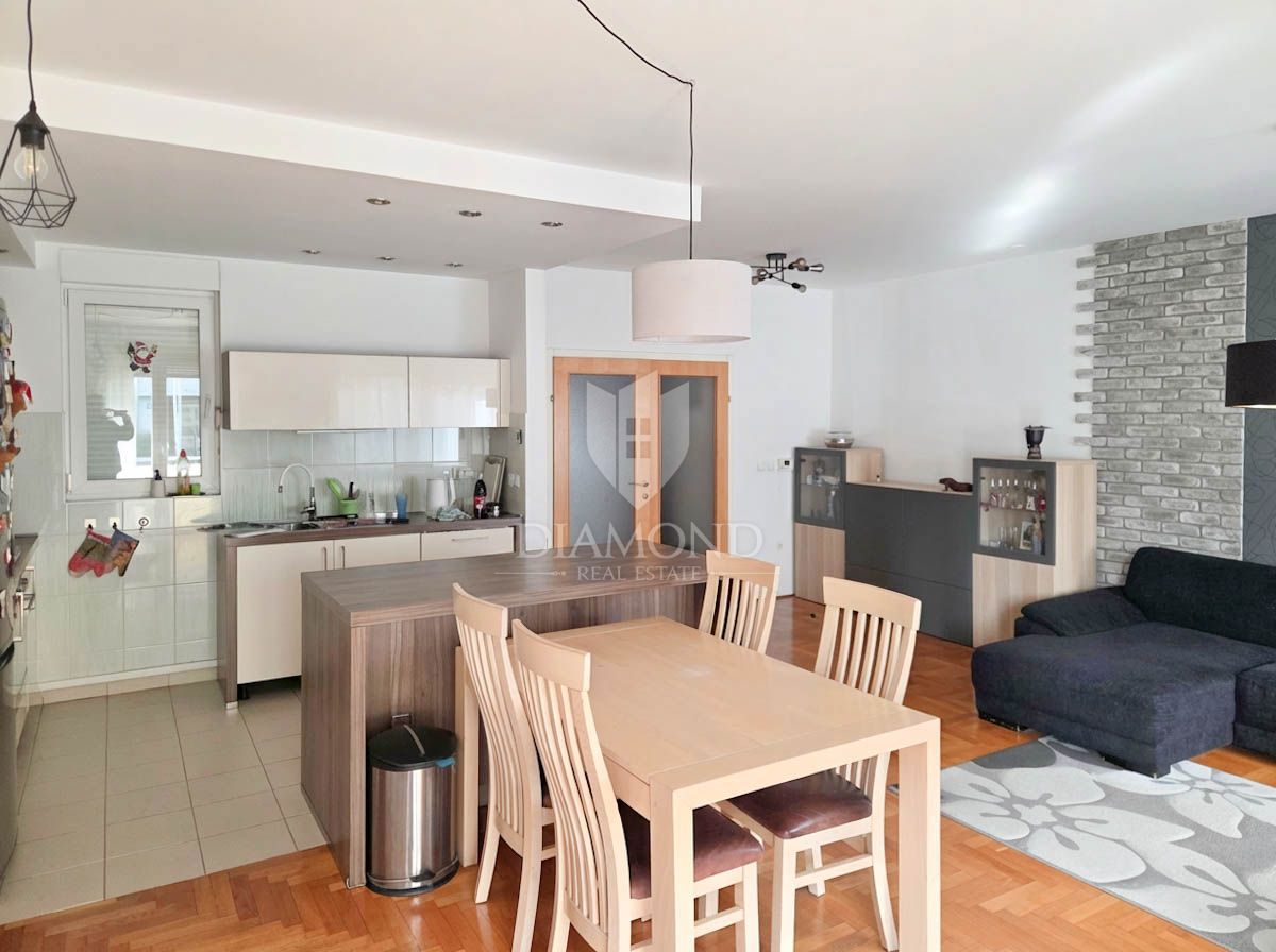 Zagabria, Spagna! Appartamento di cinque locali con cortile!