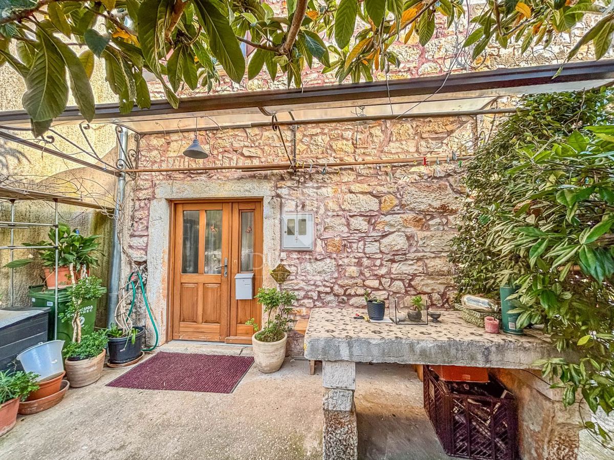 Istria, Parenzo, dintorni, casa a schiera pronta per essere abitata immediatamente!