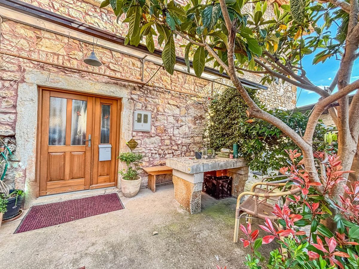 Istria, Parenzo, dintorni, casa a schiera pronta per essere abitata immediatamente!