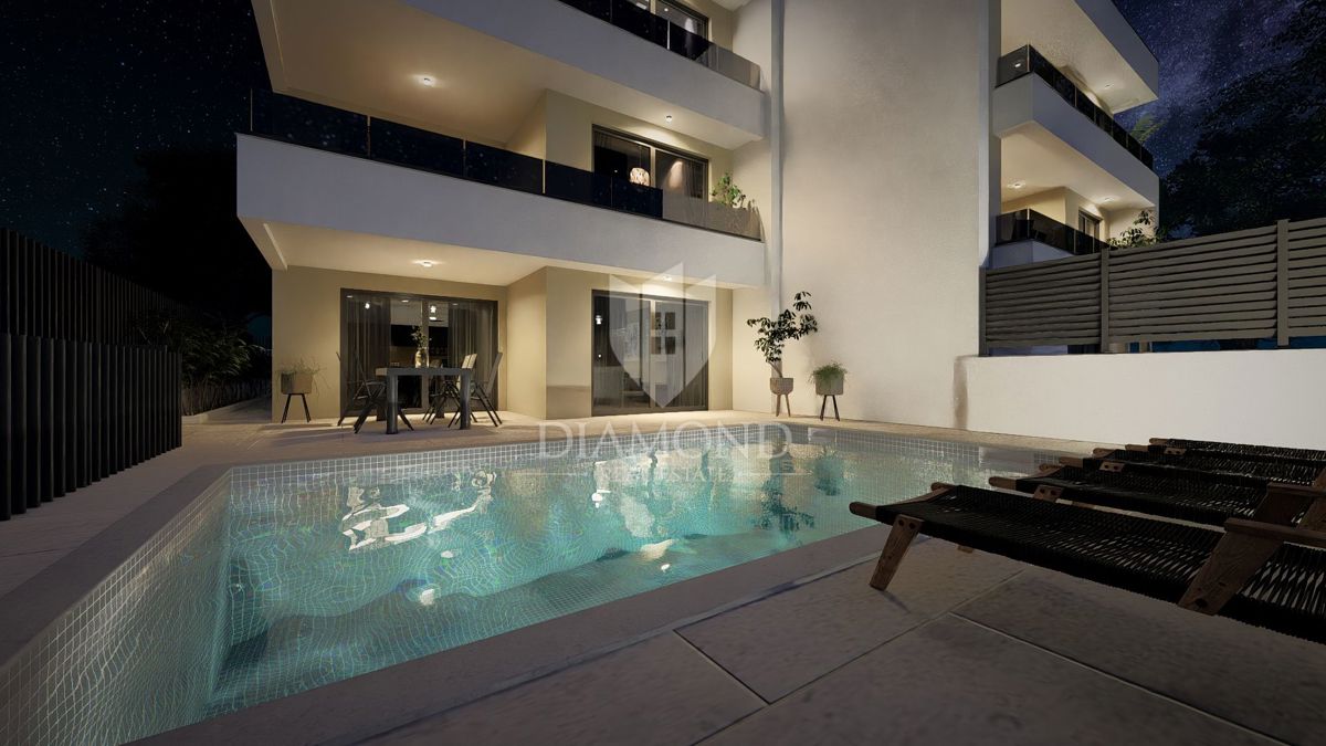 AMPIO APPARTAMENTO A VRBNIK CON PISCINA